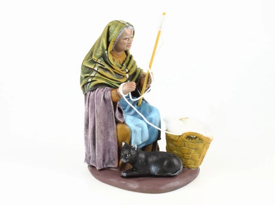 Vieja hilando con gato